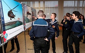 О легендарном погружении российских полярников рассказали курсантам Академии водного транспорта